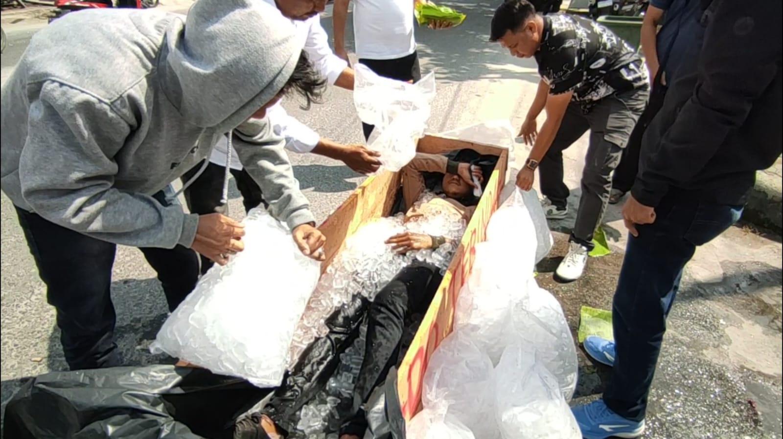 Peserta-aksi-demontrasi-di-Kantor-Kejaksaan-Negeri-Tanjungbalai-mengubur.jpg