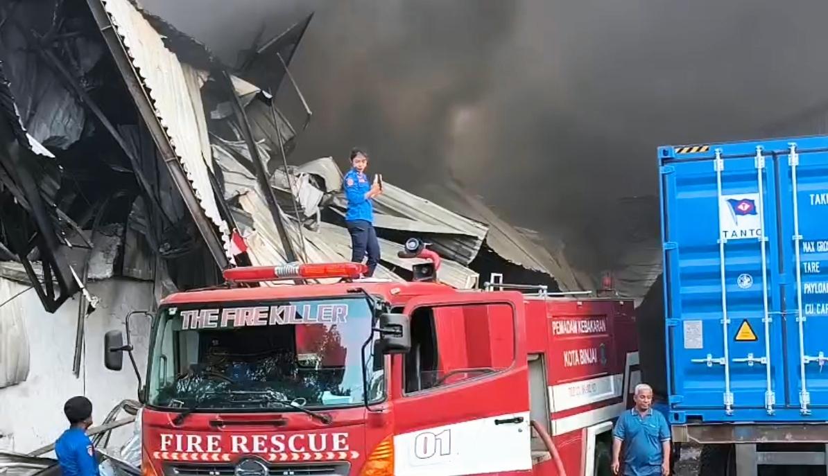 Damkar Medan Pastikan Tak Ada Korban Jiwa Kebakaran Pabrik Swallow: 90 Persen Hangus