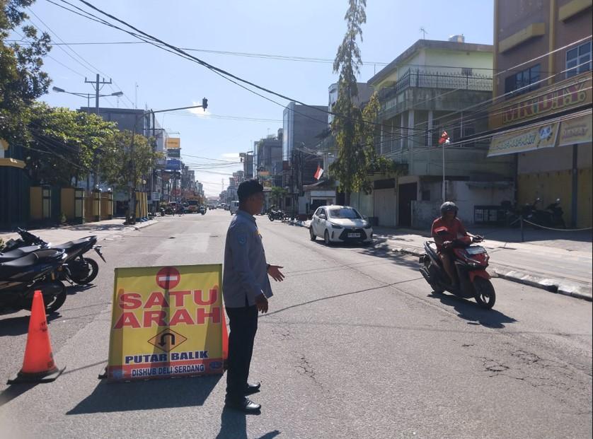 Petugas-Dishub-Deli-Serdang-menjaga-Jalan-Diponegoro-Lubuk-Pakam.jpg
