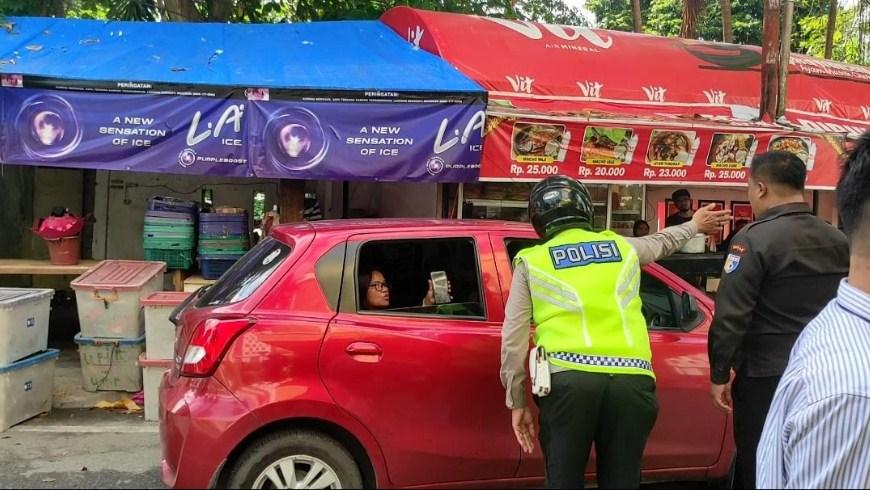 Petugas-Polisi-saat-berdebat-dengan-pengendara-mobil-melawan-arah-di-Jalan-Listrik.jpg