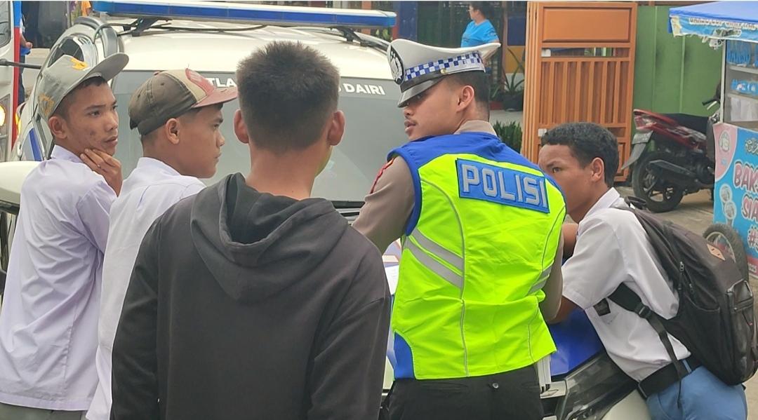 Petugas-Sat-Lantas-Polres-Dairi-saat-menilang-para-pelajar.jpg