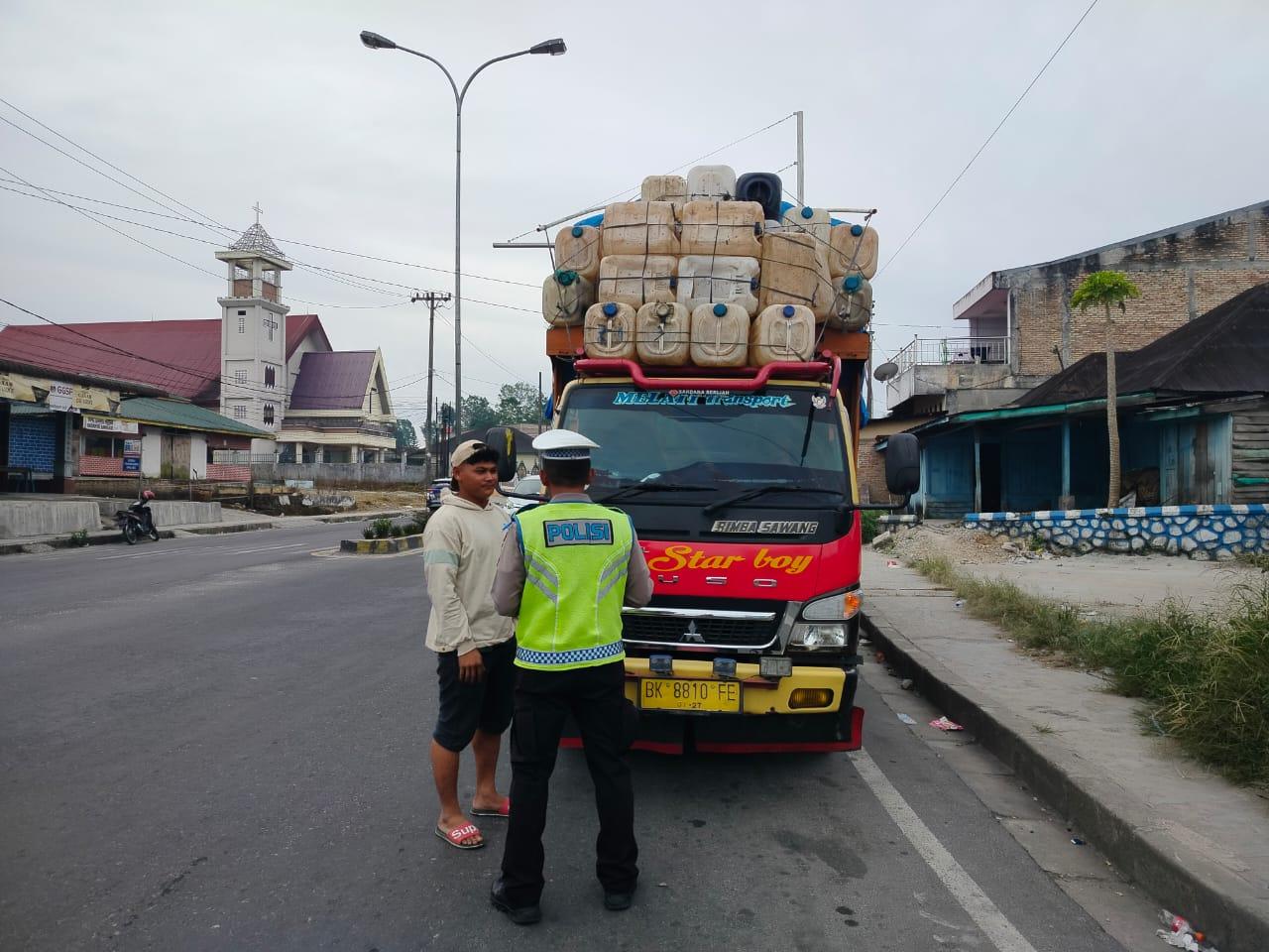 Petugas-Sat-Lantas-Polres-Dairi-saat-menilang-pengendara-truk-yang-melebihi-kapasitas.jpg