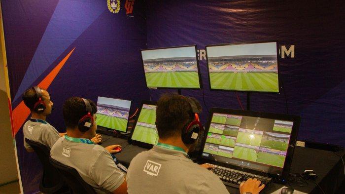 Petugas-Video-Assistant-Referee-VAR-di-VAR.jpg