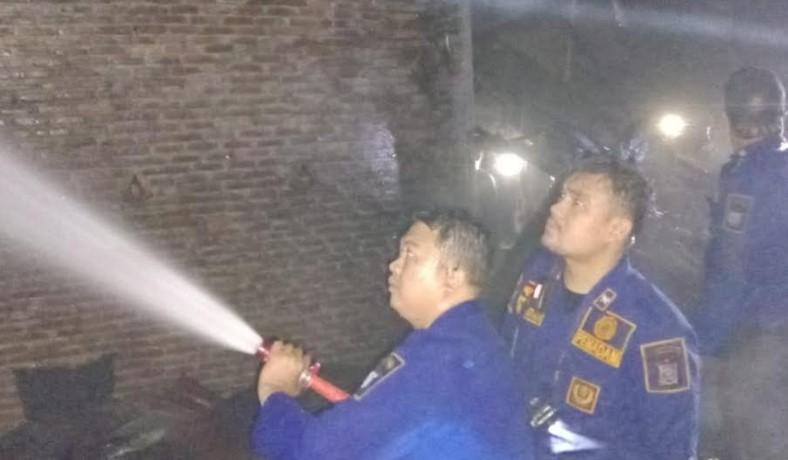 Petugas-damkar-Kota-Tanjungbalai-berjibaku-memadamkan-api-yang-melalap.jpg