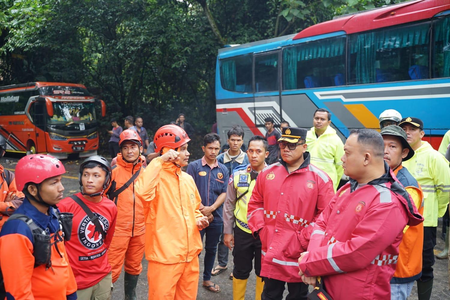 Petugas-gabungan-masih-berada-di-lokasi-longsor-di-Desa.jpg