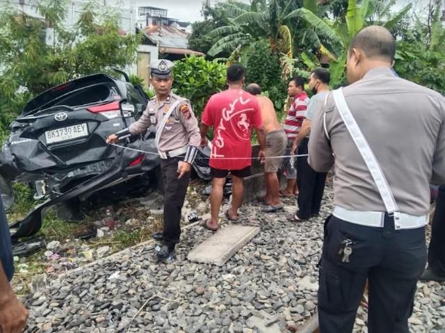 Petugas-kepolisian-tampak-sedang-mengevakuasi-mobil-Toyota-Rush_1.jpg