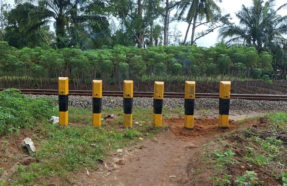 Petugas-kereta-api-Indonesia-Sumut-melakukan-penertiban-jalur-perlintasan-liar-1.jpg