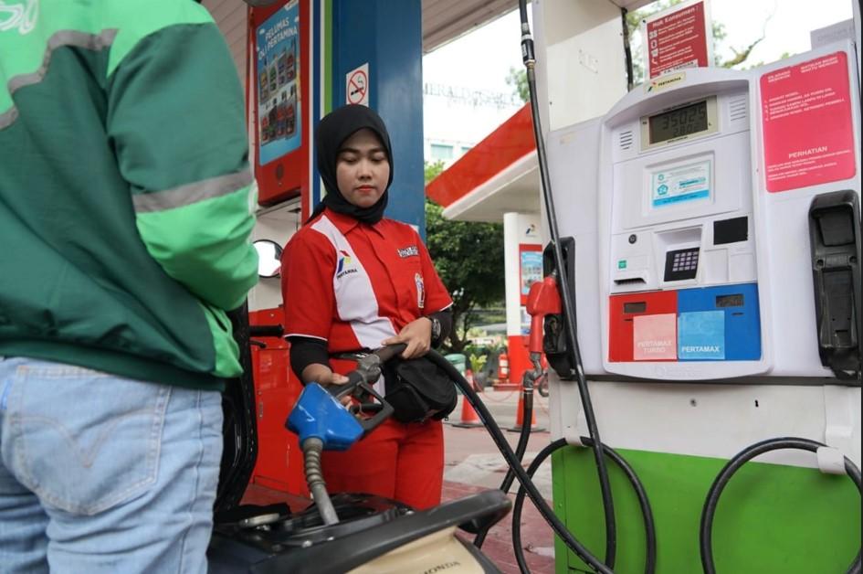 Petugas-melayani-pengisian-bahan-bakar-minyak-BBM-11.jpg