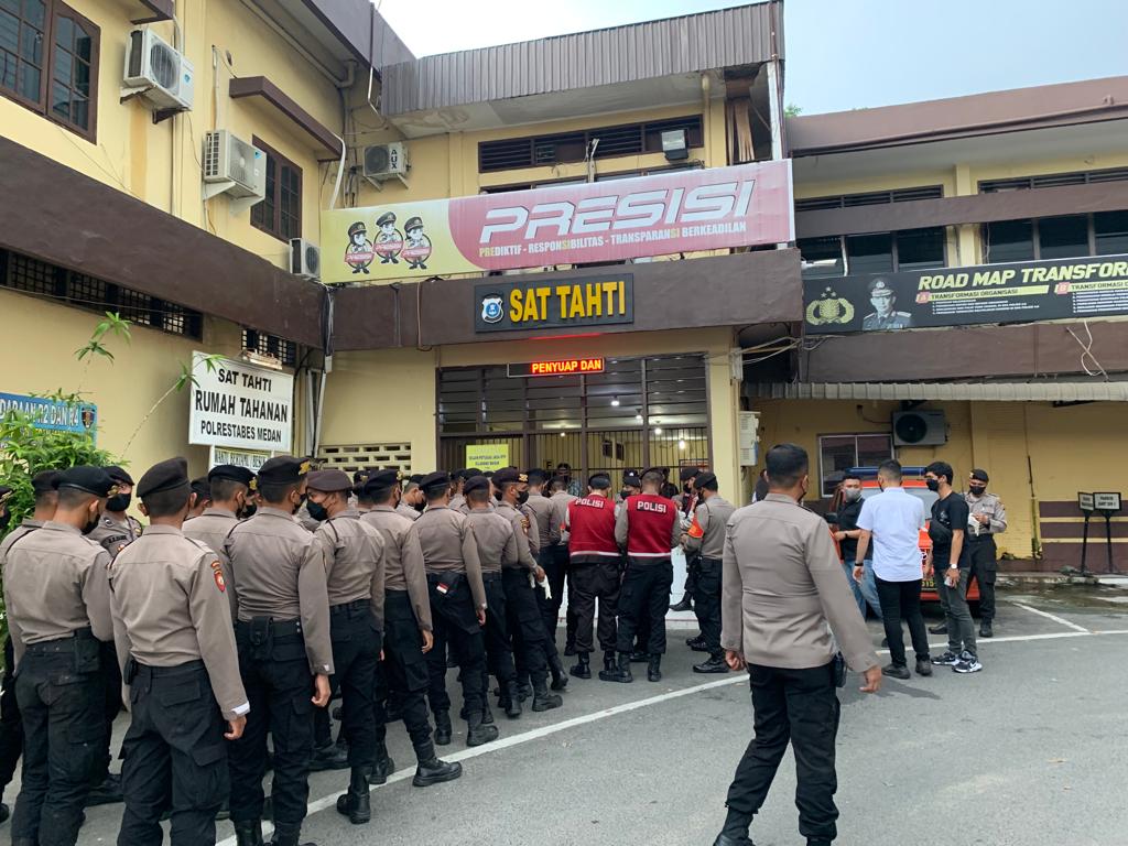 Petugas-saat-hendak-melakukan-penggeledahan.jpg