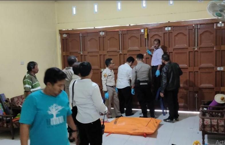 Petugas-saat-mengevakuasi-jenazah-WF-Silitonga-yang-gantung-diri_.jpg