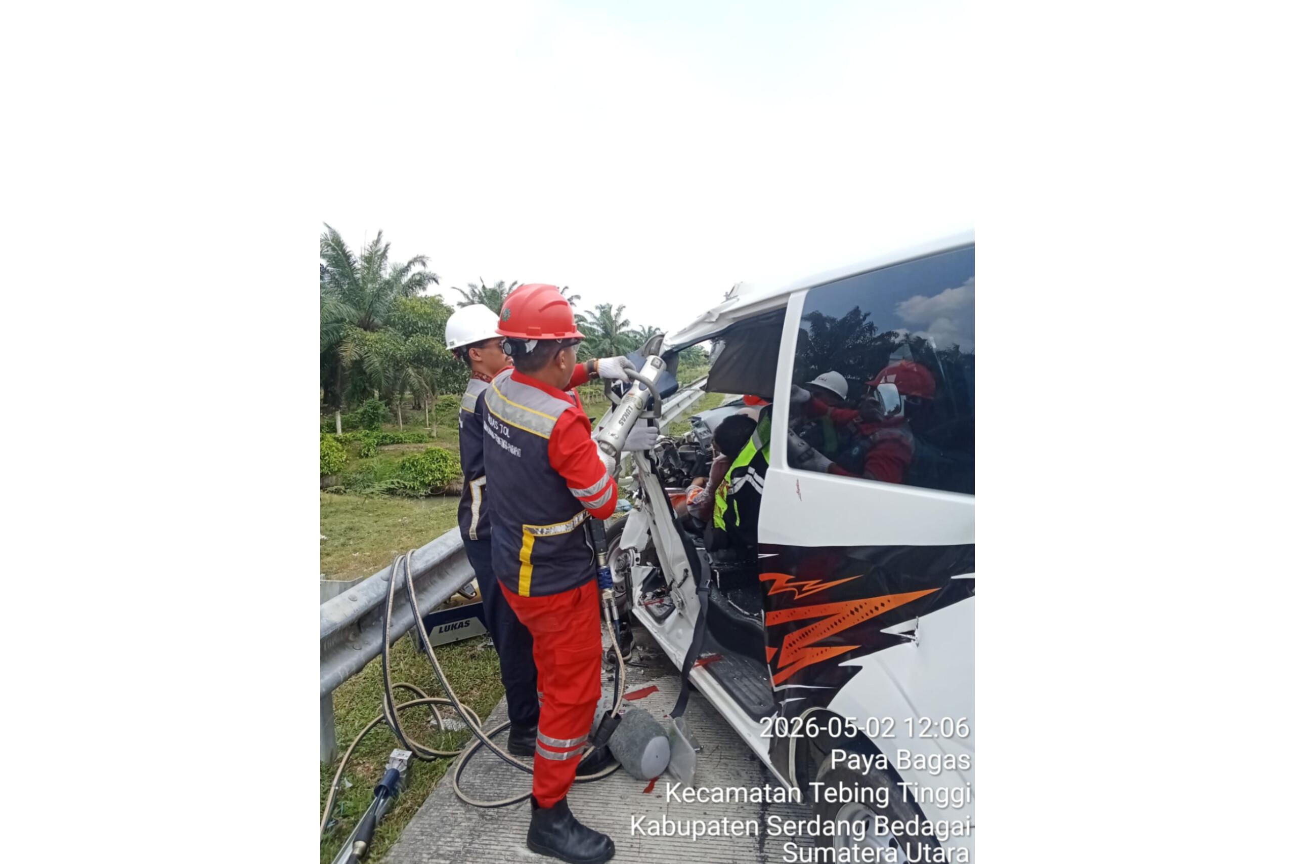 Petugas-tol-mengevakuasi-korban-kecelakaan-di-ruas-Tebingtinggi.jpg