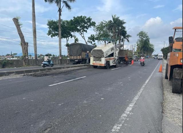 Pihak-Balai-Jalan-Kementerian-PUPR-mulai-melakukan-perbaikan-Jalan.jpg