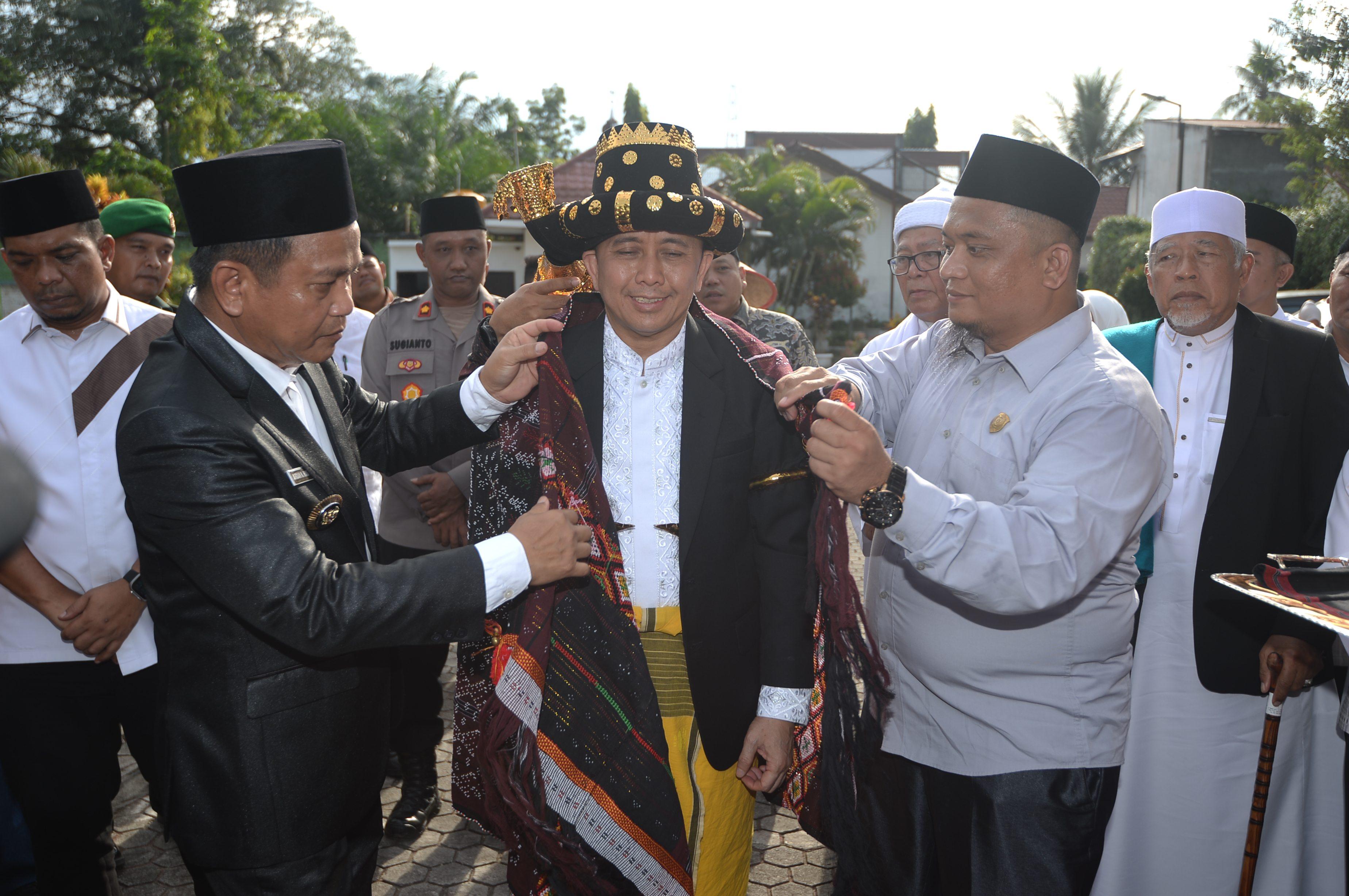 Pj-Gubernur-Sumatera-Utara-Sumut-AFatoni-menerima-Penabalan-Gelar.jpg