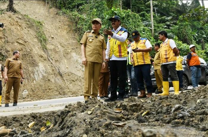 Pj-Gubernur-Sumut-meninjau-tebing-tebing-yang-baru-dibersihkan-dari-longsor.jpg