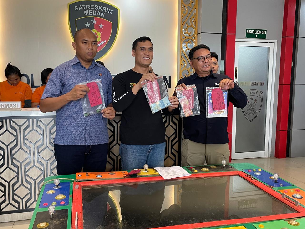 Polisi-menyita-dua-mesin-judi-uang-tunai-Rp-480000.jpg