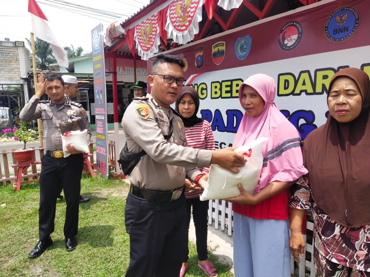Sambil Perangi Narkoba, Polres Labuhan Batu Bakti Sosial