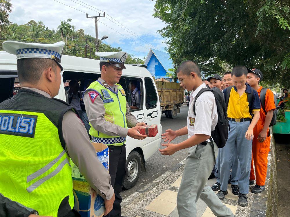 Polantas Menyapa  di Bus Sekolah, Satlantas Polres Sibolga Edukasi Keselamatan dan Berbagi Makanan