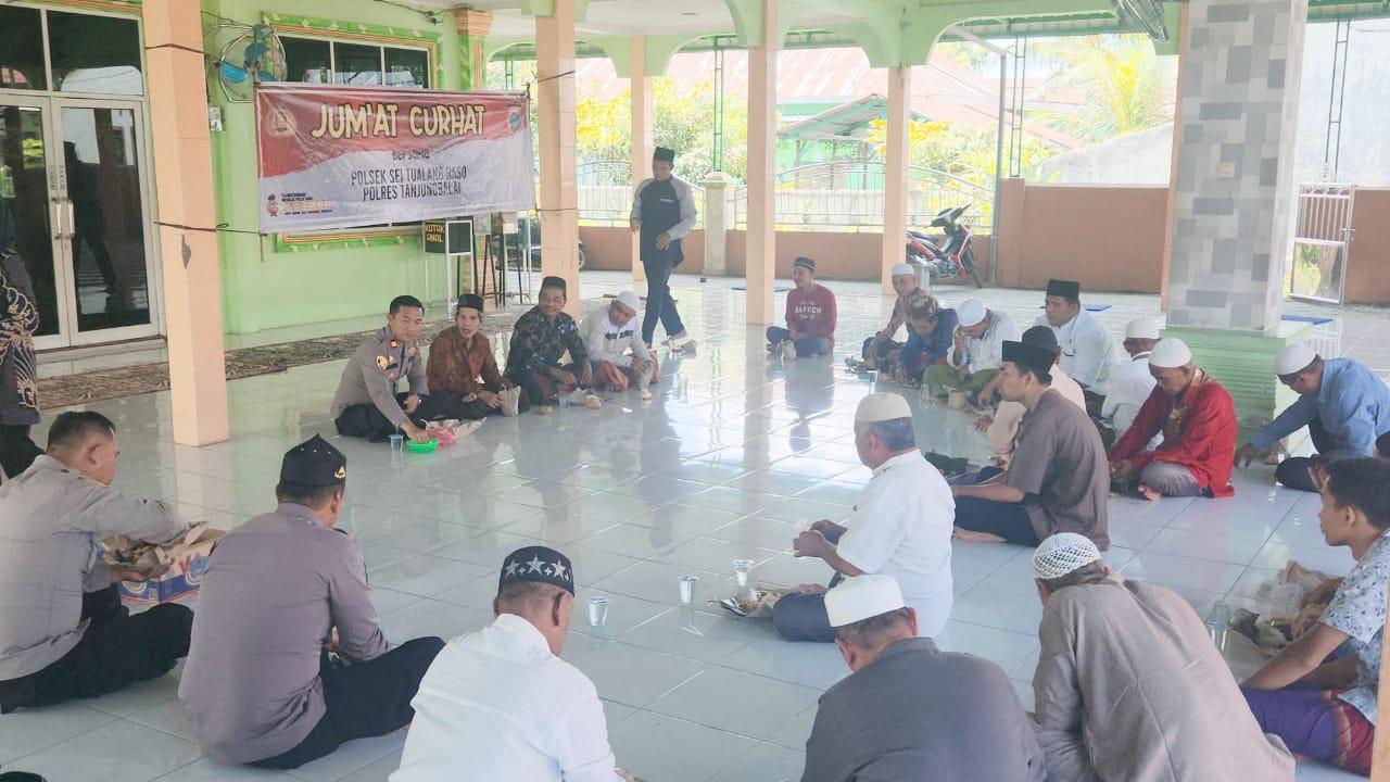 Usai Salat Jumat Polsek Sei Tualang Raso Jumat Curhat, Dengarkan Aspirasi Jemaah Masjid