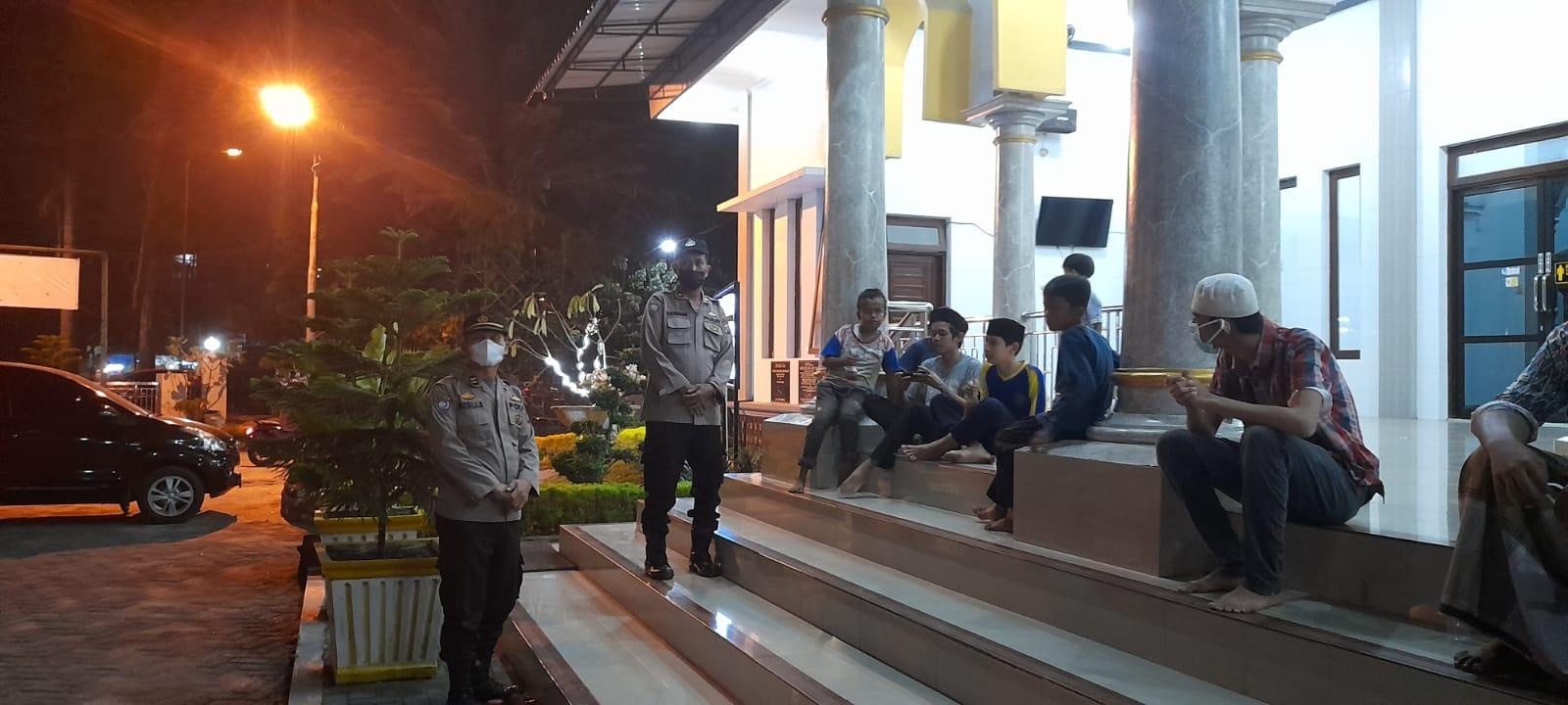 Polresta-Deliserdang-pam-salat-tarawih-tribun-medan.jpg