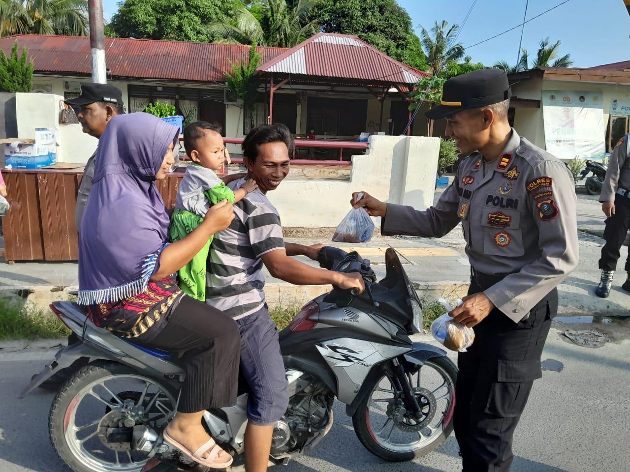 Polsek Barus Bagikan Takjil untuk Berbuka Puasa kepada Masyarakat