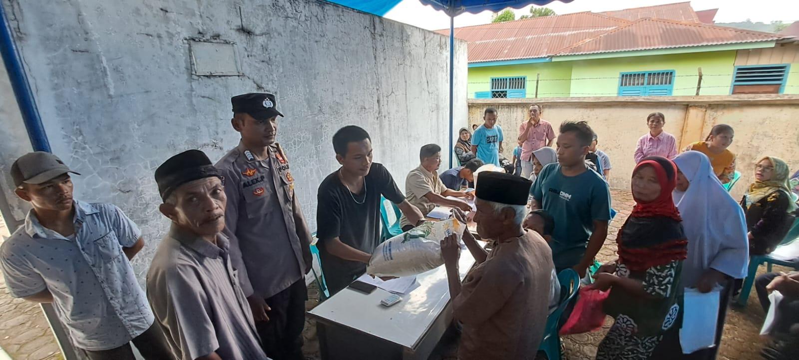 Polsek-Batang-Toru-mengawal-penyaluran-bantuan-pangan-Nasional.jpg