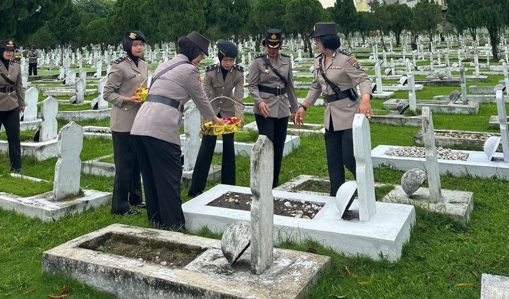 Polwan Polda Sumut Gelar Ziarah ke Taman Makam Pahlawan dalam Rangka Hari Jadi ke-77