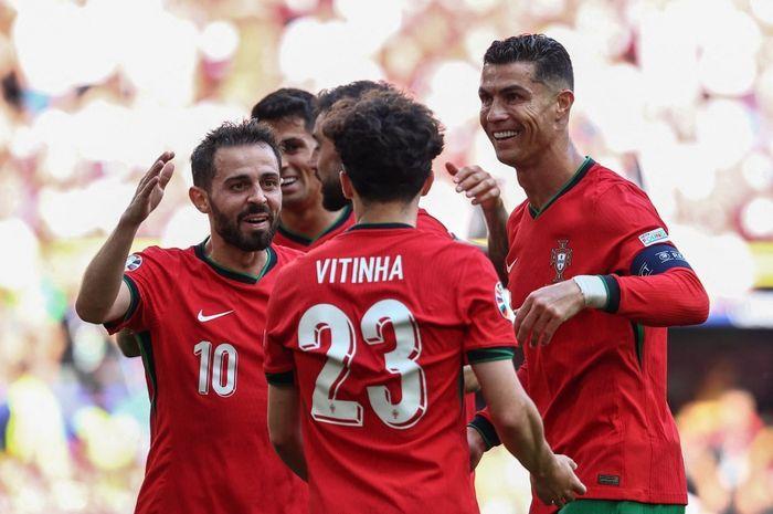 Portugal-ronaldo-lolos-16-besar.jpg