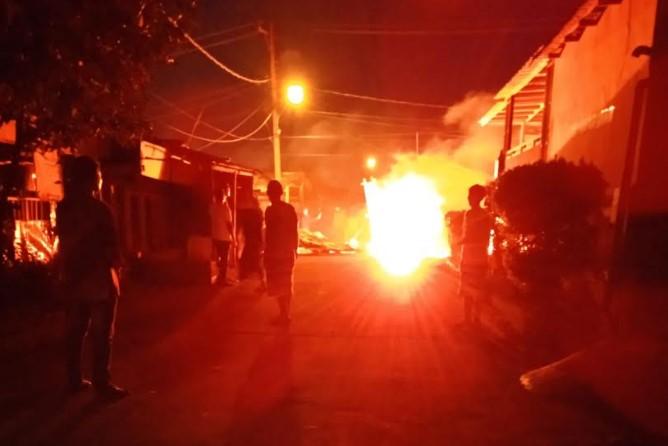 Posko-Cinta-Damai-di-rusak-dan-di-bakar-Pelaku-Tawuran-di-Kelurahan-Belawan-Bahagia1.jpg