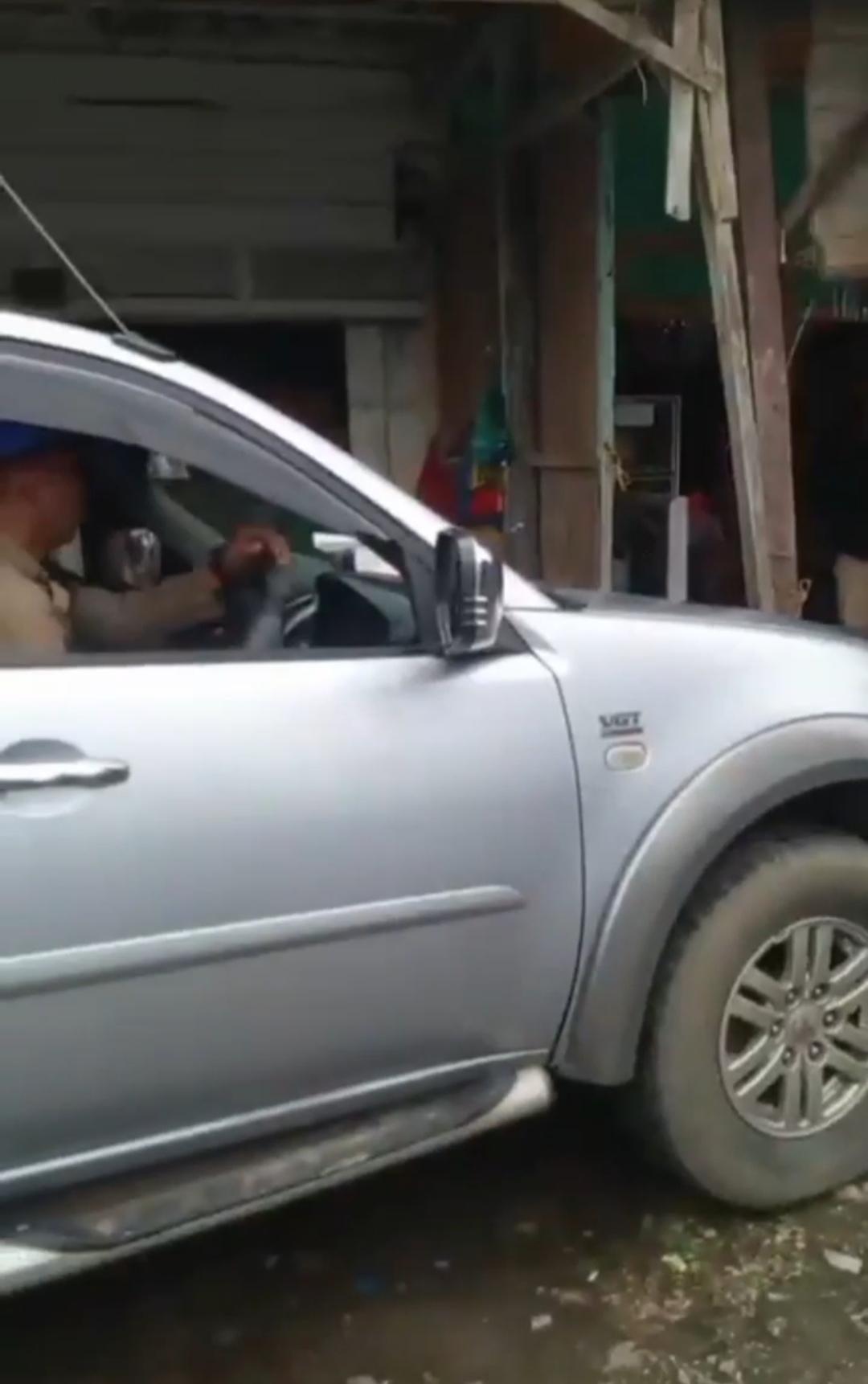 Potongan-video-saat-mobil-dinas-Satpol-PP-Dairi-sengaja-menabrak-ke-tiang-jualan.jpg