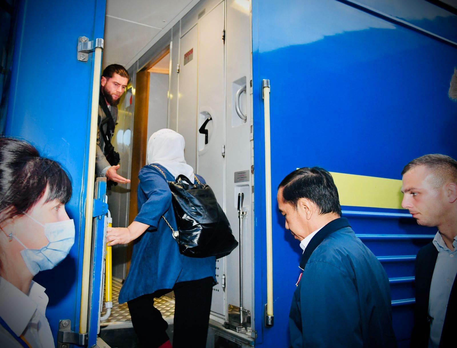 Potret-Jokowi-berangkat-menuju-Kyiv-di-Ukraina.jpg