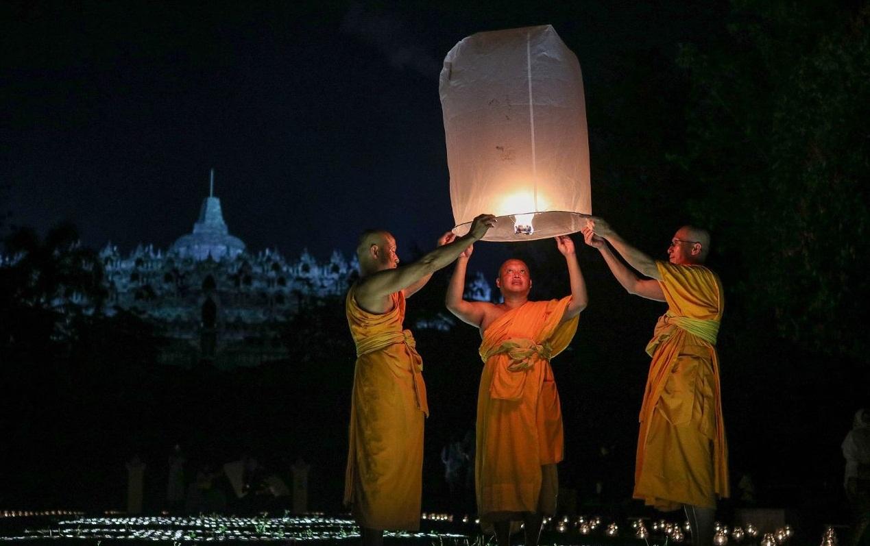 Prabanndaru-Wahyuaji-dengan-foto-berjudul-Lampion-Waisak-Borobudur.jpg