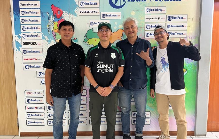 Presiden-Direktur-PSMS-Medan-Fendi-Jonathan-dua-kiri-foto-bersama-host-program.jpg