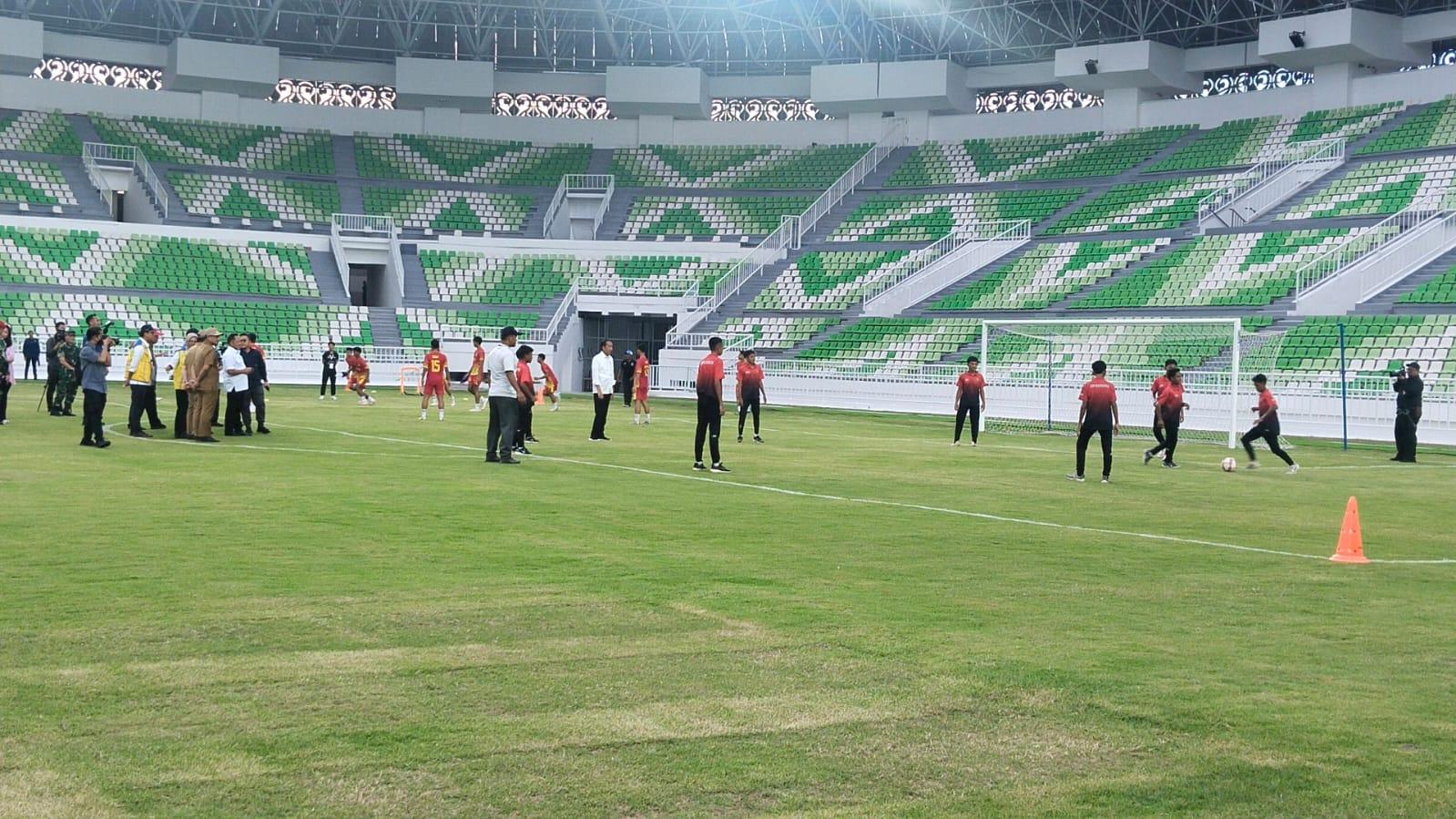 Presiden-Jokowi-melihat-tim-sepak-bola-PPLP-Sumut-latihan.jpg