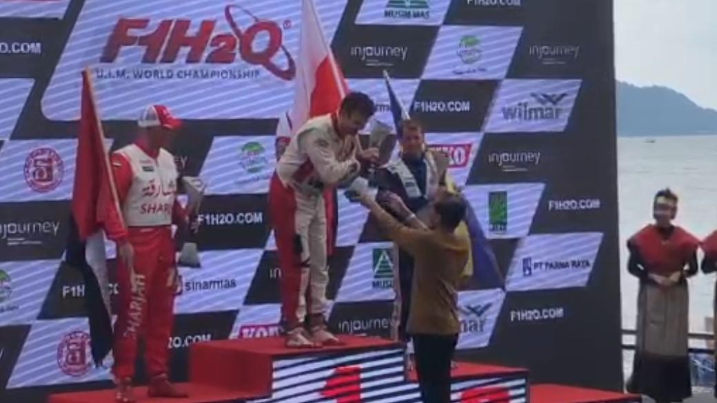 Presiden-Jokowi-serahkan-langsung-piala-dan-salami-para-pemenang-F1H2O.jpg