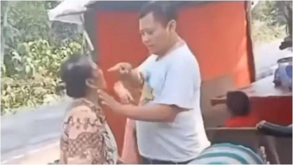 Viral, Pria Berbadan Tambun Aniaya dan Ludahi Nenek-nenek, Aksinya Dikecam Warga: Ga Punya Adab !