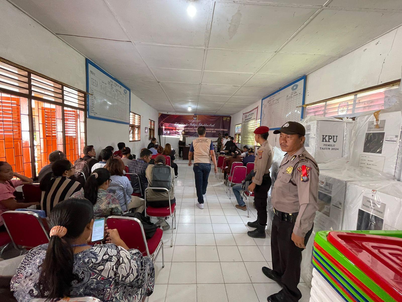 Proses-pengamanan-selama-rekapitulasi-hasil-pemungutan-suara-di-tingkat.jpg