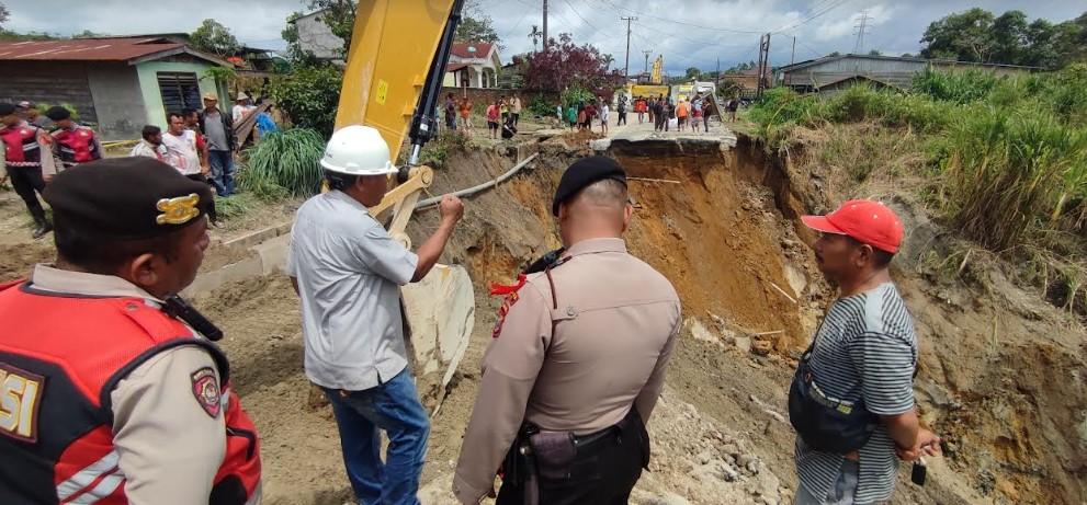 Proses-penimbunan-jalan-amblas-di-Desa-Parbuluan-4-Kecamatan-Parbuluan_1.jpg