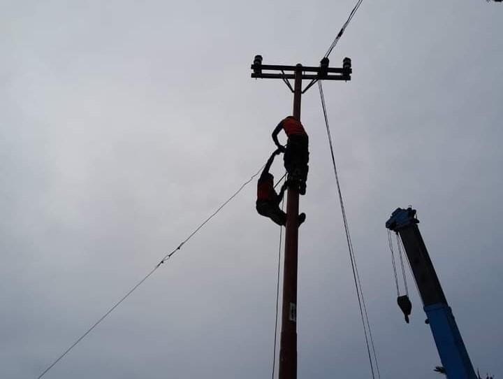 Proses-perbaikan-listrik-oleh-petugas-PLN.jpg