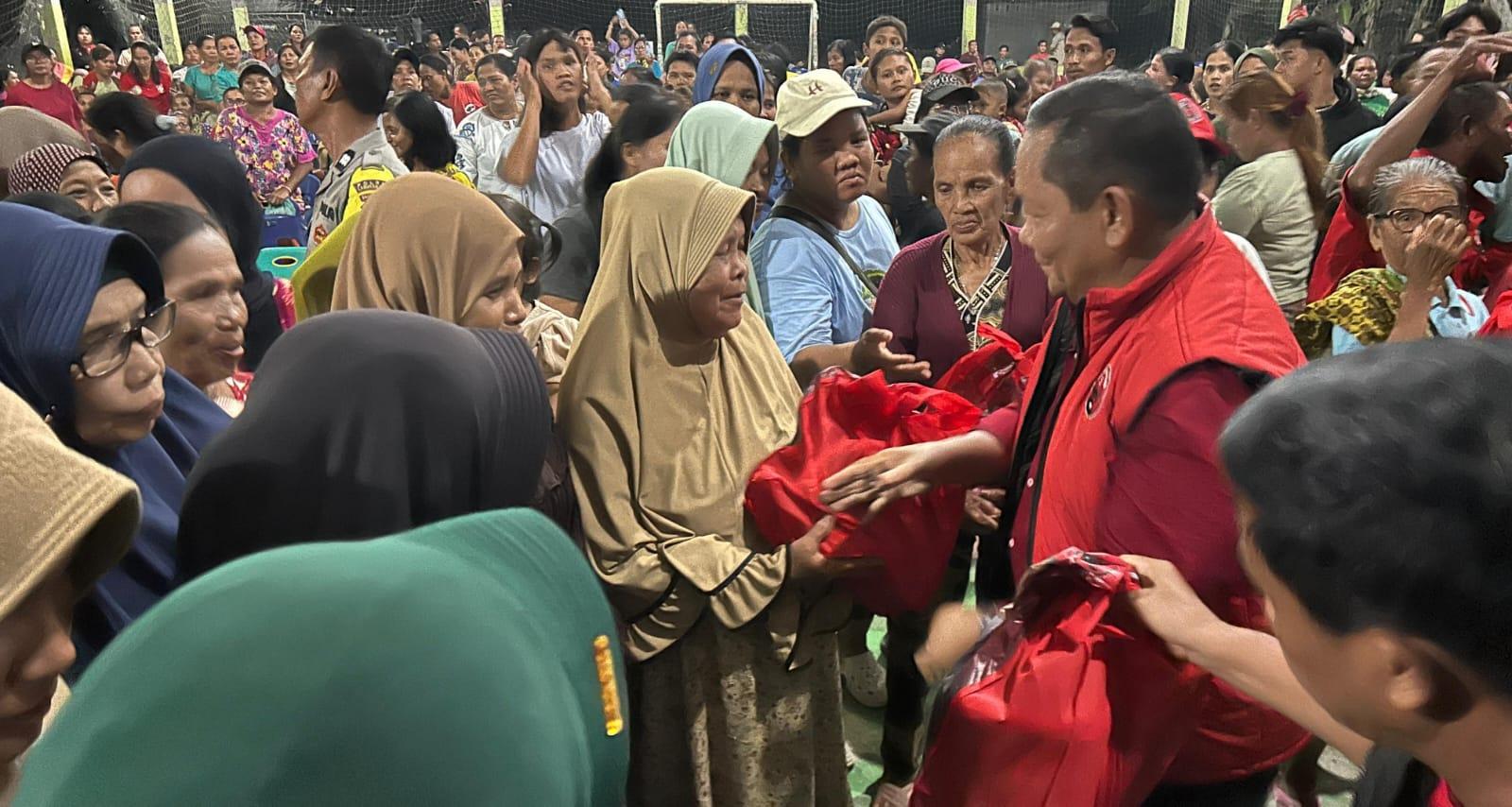 Ketua DPD PDIP Sumut Bawa 1000 Paket Sembako Untuk Desa Terisolir di Teluk Pulai Dalam