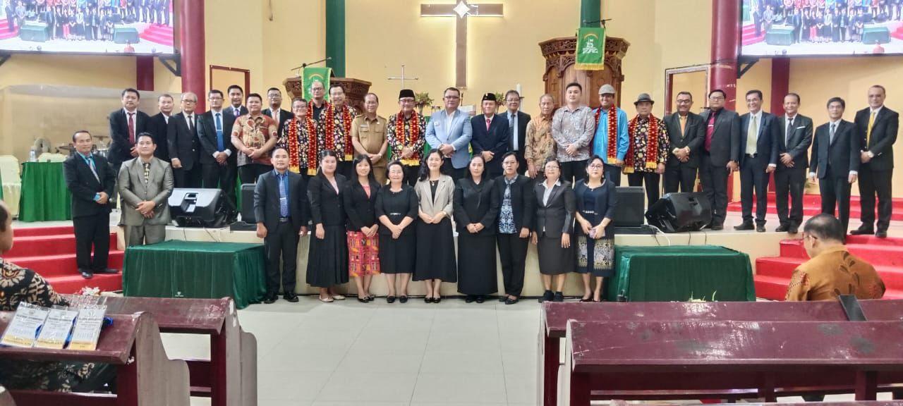 RE-Nainggolan-melantik-Mayjen-Purn-Christian-Zebua-menjadi-Ketua-Majelis.jpg