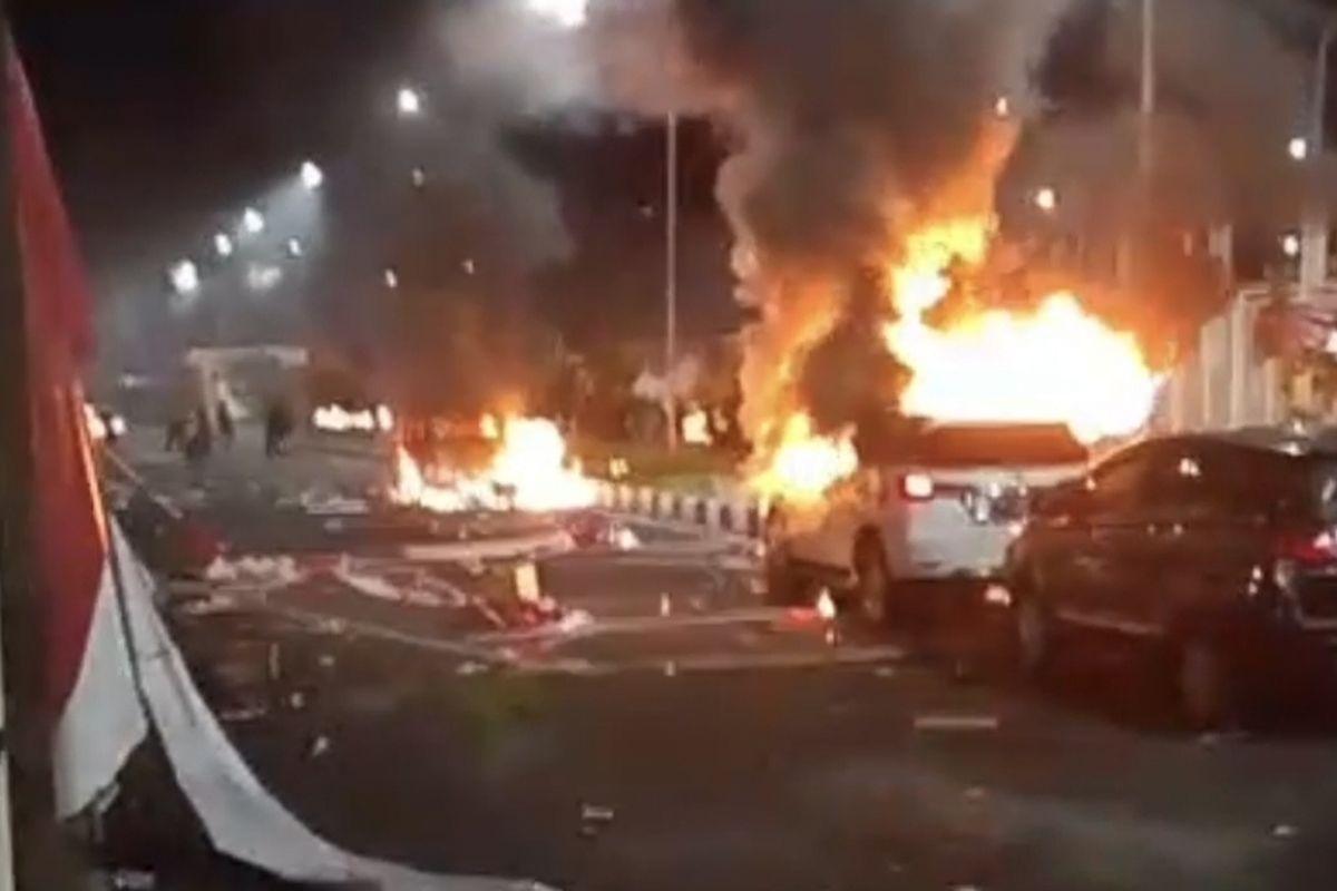 RICUH-Tampak-mobil-dibakar-massa-di-Depan-Stadion-Lukas-Enembe.jpg
