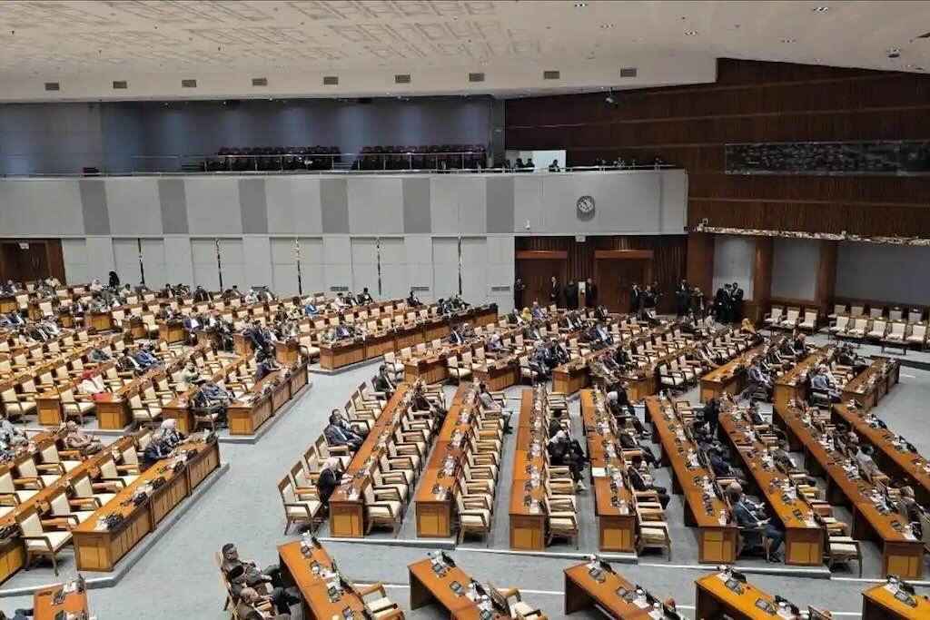 Rapat-DPR-RI-gedung-parlemen.jpg