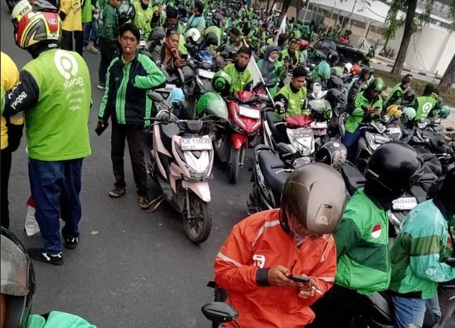 Ratusan-Ojek-online-Ojol-telah-berkumpul-di-Lapangan-Merdeka-Medan-Selasa-2052025.jpg