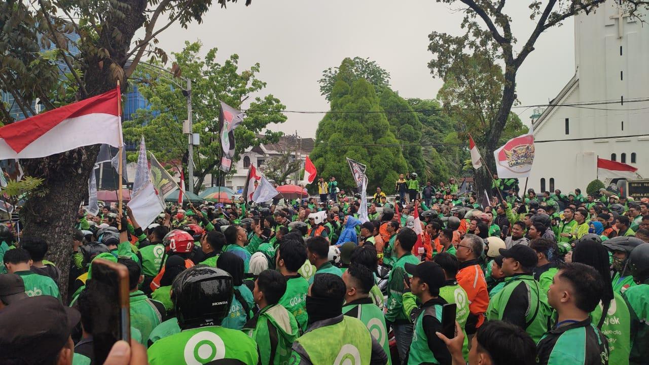 Ratusan-driver-Ojek-online-Ojol-telah-berkumpul-di-Kantor-Gubernur-Sumut.jpg