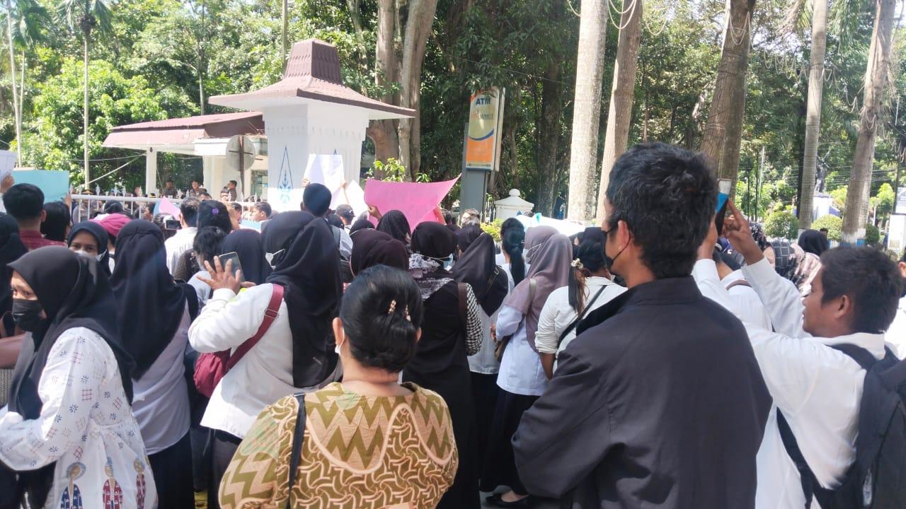 Ratusan-guru-honorer-melakukan-aksi-damai-di-kantor-Bupati-Deli.jpg