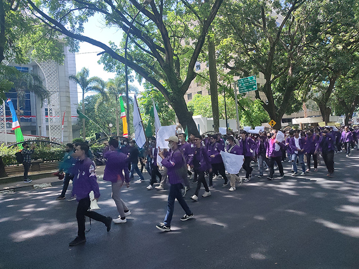 Ratusan-mahasiswa-saat-tiba-di-gedung-DPRD-Provinsi-Sumatera-Utara.jpg