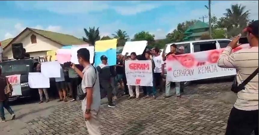 Masyarakat Geruduk Kantor Camat Selesai Langkat, Sebut Resah dengan Keputusan Kades Bekulap