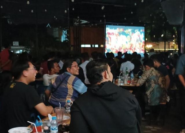 Ratusan-pecinta-sepakbola-ramaikan-acara-nobar-di-halaman-Kantor-Asprov-PSSI-Sumut.jpg