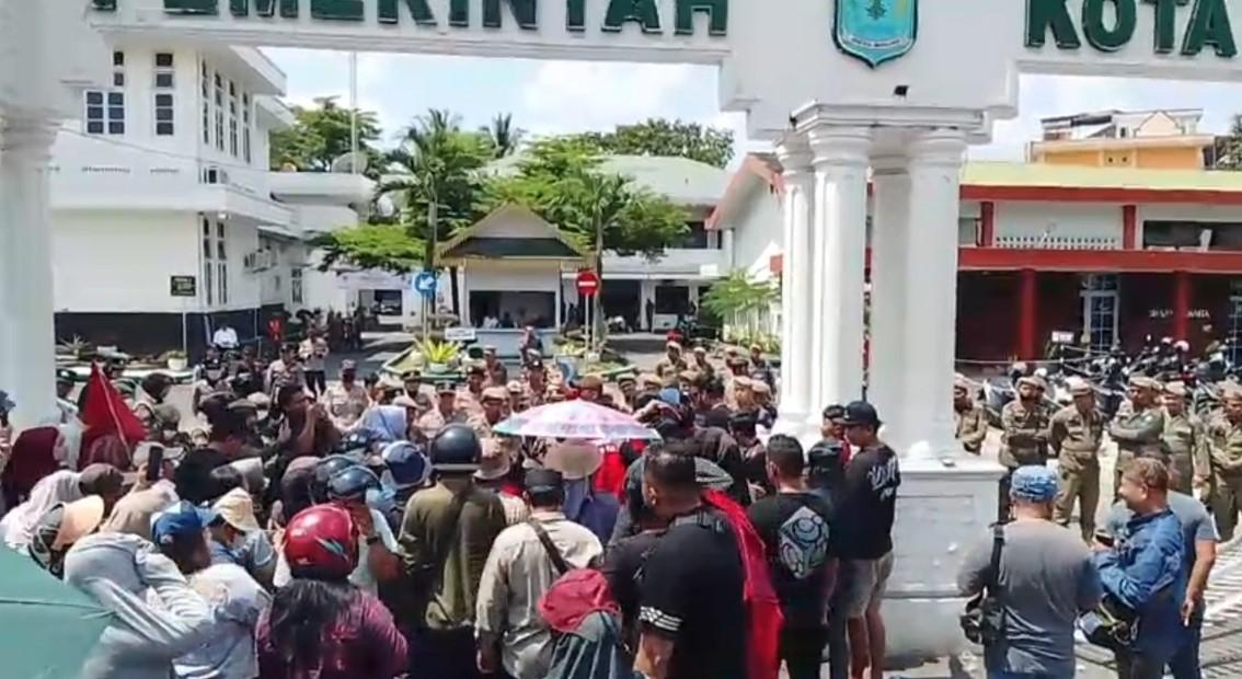 Pedagang dan Mahasiswa Geruduk dan Robohkan Pagar Kantor Wali Kota Binjai, Ini Tuntutan Aksi