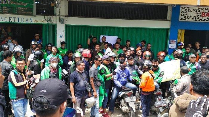 Ratusan-pengemudi-Ojol-segel-kantor-Maximbbb.jpg